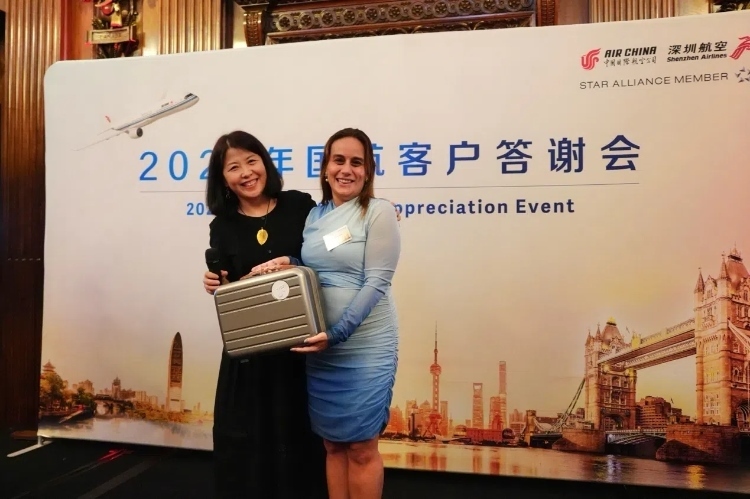 獲獎(jiǎng)嘉賓上臺(tái)領(lǐng)取精美獎(jiǎng)品。吳若鳴攝