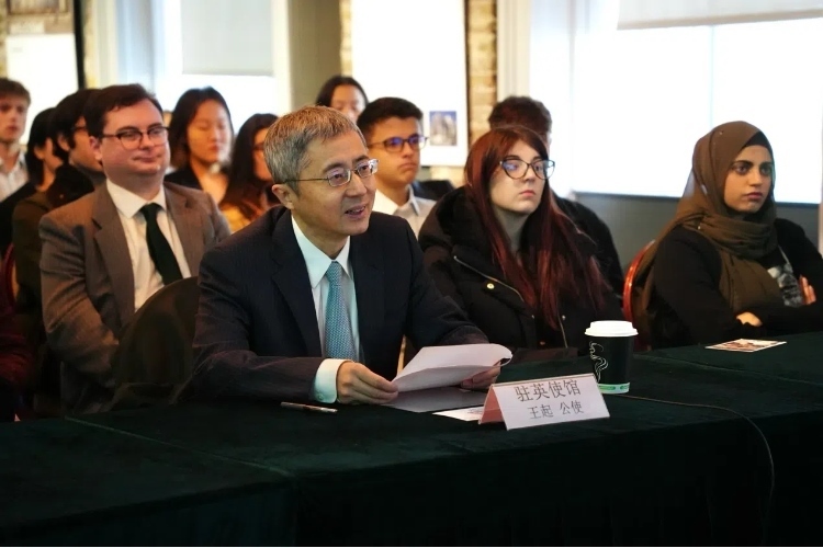 中國駐英國大使館公使王起發(fā)表講話。吳若鳴攝