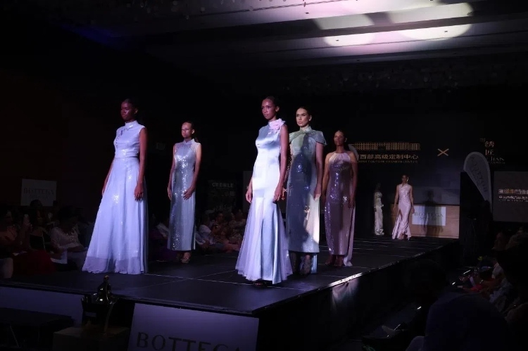 模特展示新中式禮服。顏李芳攝