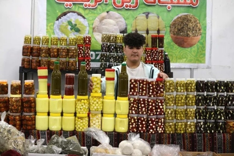 一名展商在展示各式各樣的橄欖制品。納達(dá)爾·達(dá)烏德攝