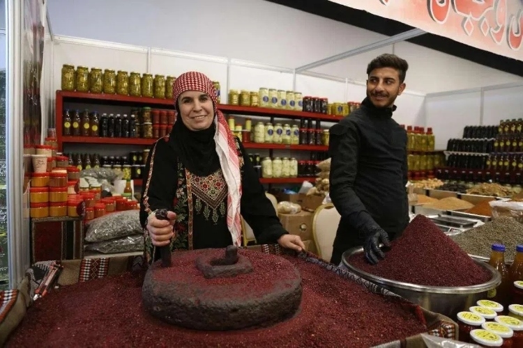 制作辣椒末的當(dāng)?shù)貗D女。納達(dá)爾·達(dá)烏德攝