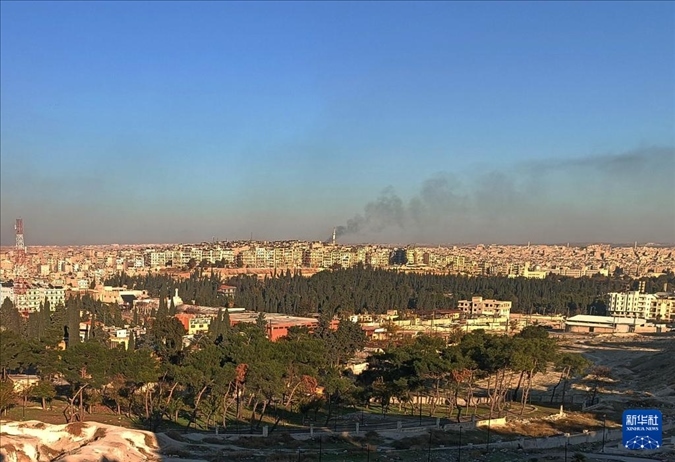 12月1日，敘利亞北部城市阿勒頗升起滾滾濃煙（手機照片）。新華社發(fā)
