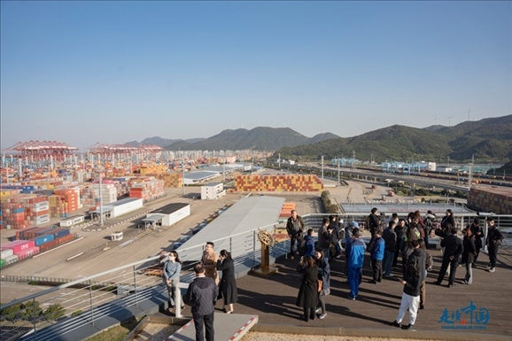 媒體團走進寧波舟山港北侖港區(qū)。環(huán)球網供圖