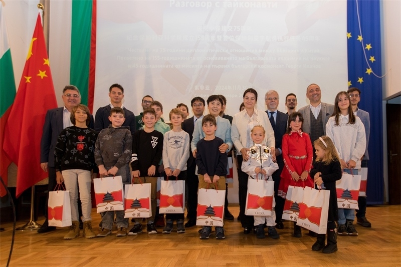 為保加利亞青少年頒發(fā)獎品。中國駐保加利亞大使館供圖