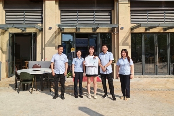 當(dāng)?shù)毓ぷ魅藛T上門為經(jīng)營者送來了證件。蒼溪縣行政審批和數(shù)據(jù)局供圖