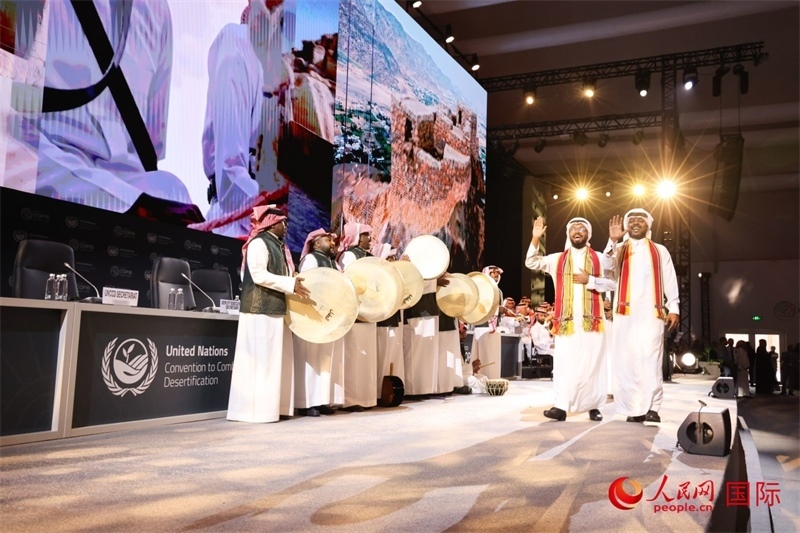 《聯(lián)合國防治荒漠化公約》第十六次締約方大會2日開幕。圖為開幕式表演。人民網(wǎng)記者任皓宇攝