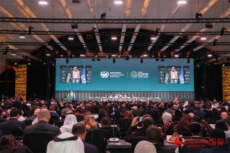 《聯(lián)合國防治荒漠化公約》第十六次締約方大會2日開幕。圖為開幕式現(xiàn)場。人民網(wǎng)記者任皓宇攝