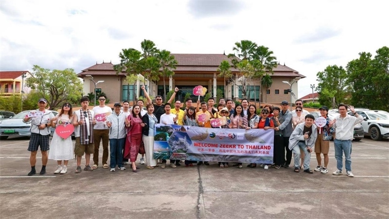 參與活動的中國游客與當?shù)靥﹪撕嫌??；顒又鬓k方供圖