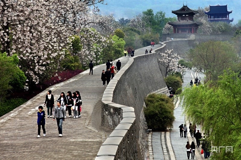 游客在贛州宋城古城墻上漫步，欣賞城市風(fēng)景（央廣網(wǎng)發(fā) 胡懷軍 攝）