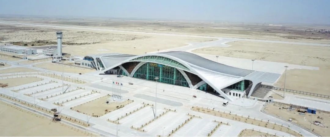 今年10月正式竣工的巴基斯坦瓜達爾新國際機場是中巴經(jīng)濟走廊建設(shè)進一步走向深入的重要標(biāo)志，有力推動中巴經(jīng)濟走廊建設(shè)成為高質(zhì)量共建“一帶一路”的示范性項目。圖為瓜達爾新國際機場。艾哈邁德·卡邁勒 攝（新華社發(fā)）