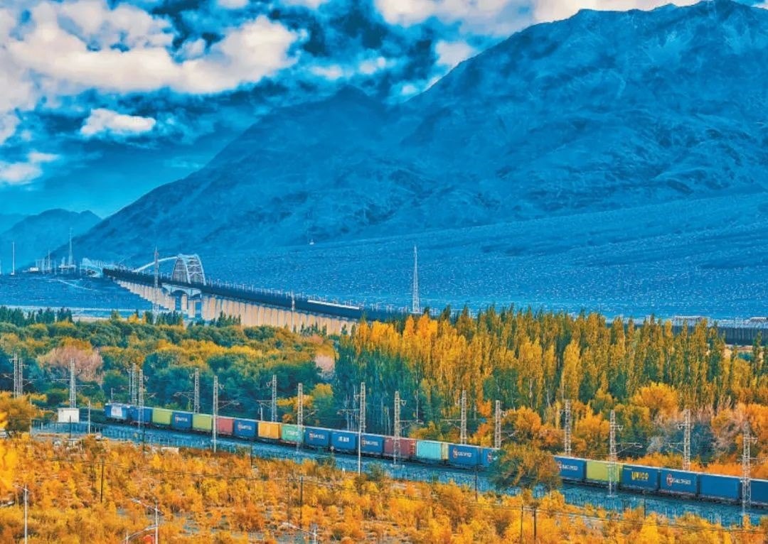 2013年，隨著共建“一帶一路”倡議提出，中歐班列應(yīng)運而生。今年11月20日，第十萬列中歐班列正式出境。截至目前，中歐班列累計運送貨物超1100萬標(biāo)箱、貨值超4200億美元，貨物品類達53大類5萬余種。圖為中歐班列行駛在新疆烏魯木齊達坂城濕地。擺風(fēng)亮 攝（新華社發(fā)）