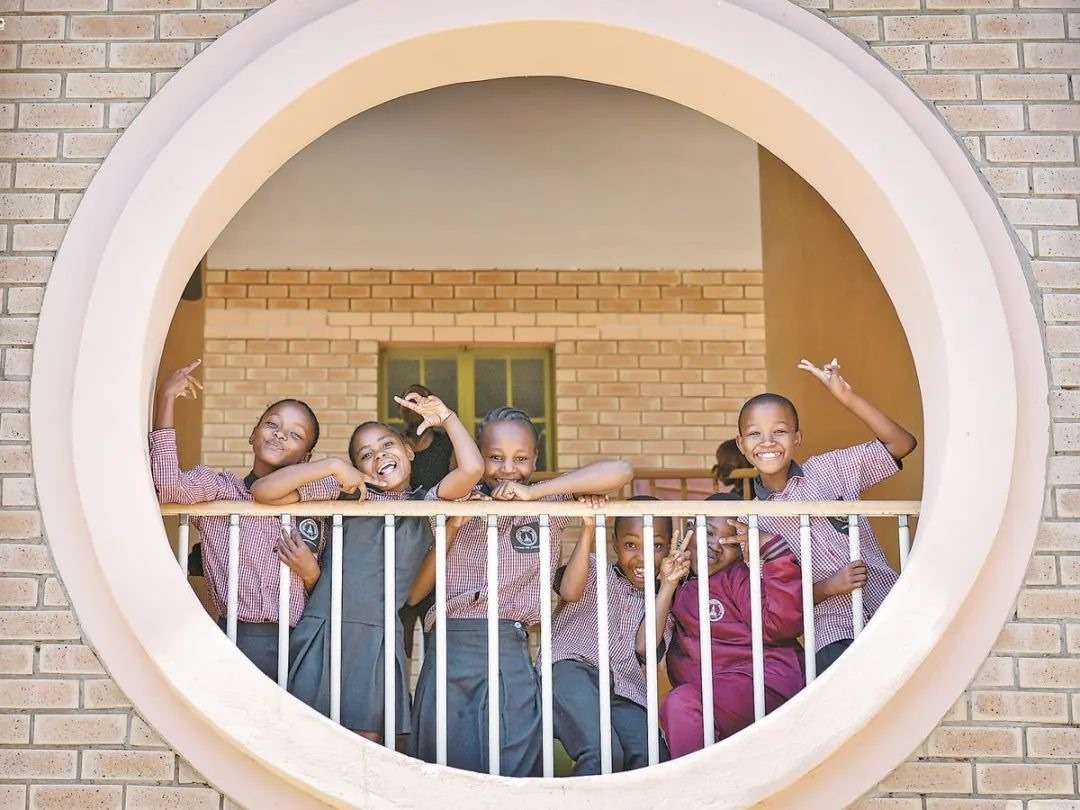 位于博茨瓦納南部的莫帕尼小學(xué)是中國援建的現(xiàn)代化學(xué)校，當(dāng)?shù)貎和慕逃龡l件因此得到改善。圖為莫帕尼小學(xué)課間休息的學(xué)生們。新華社記者 韓旭 攝