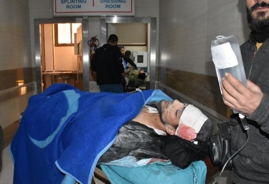 11月29日，在敘利亞阿勒頗，傷者被送往醫(yī)院接受治療。新華社發(fā)