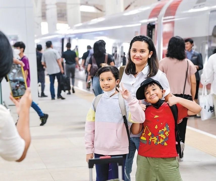 雅萬高鐵是我國在境外完成全過程勘察設(shè)計建設(shè)的首個高鐵項目，于去年10月17日正式開通運營，是中印尼共建“一帶一路”合作的典范。圖為乘客在和雅萬高鐵動車組合影留念。新華社記者 徐欽 攝