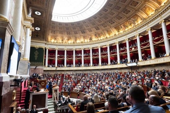 10月1日，法國(guó)總理巴尼耶在位于巴黎的法國(guó)國(guó)民議會(huì)發(fā)表演講。新華社發(fā)（杰克·陳攝）