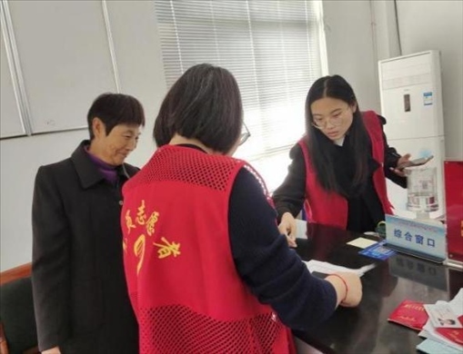 代辦人員為村民辦理醫(yī)保報銷。 圖片來源：江蘇南通啟東市數(shù)據(jù)局