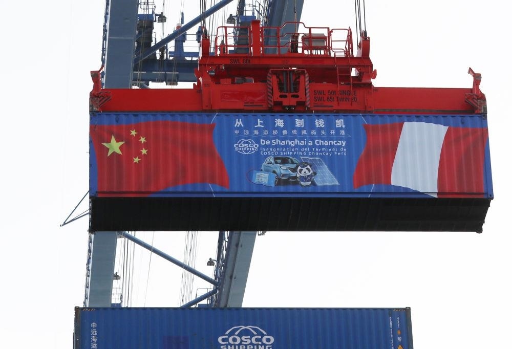 2024年11月14日，在秘魯首都利馬以北的錢(qián)凱港，岸邊智能化設(shè)備吊裝集裝箱。