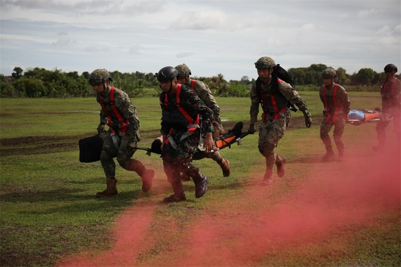 中印尼雙方空降兵隊(duì)員空降至指定地域后，迅速展開“傷病員”救治和轉(zhuǎn)移。段江山攝