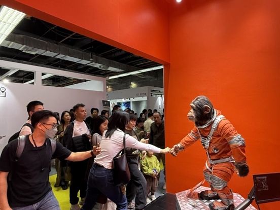 本土原創(chuàng)公司JIN ARTS帶領(lǐng)仿生機(jī)器人亮相廣州設(shè)計(jì)周11號(hào)館。（受訪者供圖）