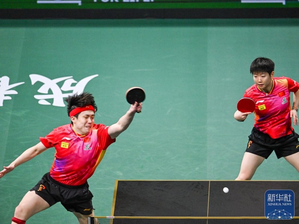 ↑中國(guó)隊(duì)組合王楚欽（左）/孫穎莎在混雙比賽中。新華社記者 王曦 攝
