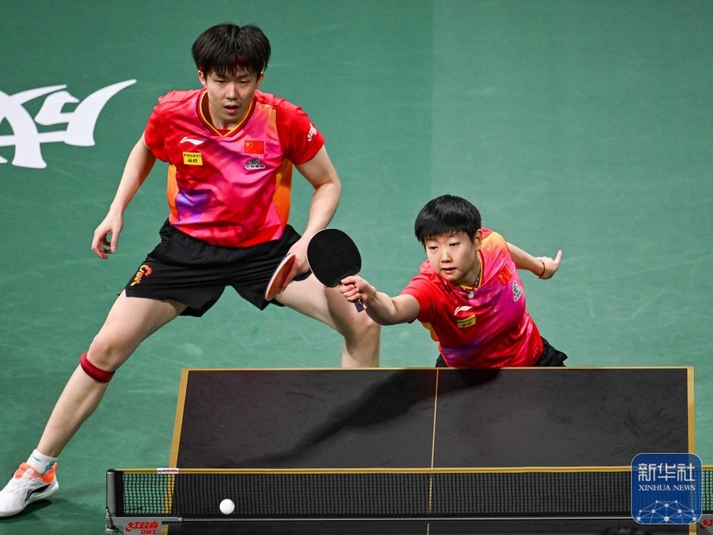 ↑中國(guó)隊(duì)組合王楚欽/孫穎莎（右）在混雙比賽中。新華社記者 王曦 攝