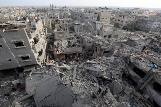 這是12月7日在加沙地帶中部努賽賴特難民營拍攝的遭以軍轟炸后的建筑廢墟。新華社發(fā)（里澤克·阿卜杜勒賈瓦德攝）