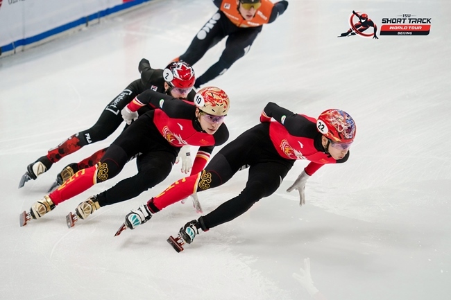 中國選手孫龍(右一)、劉少昂(右二)在比賽中。賽事組委會供圖