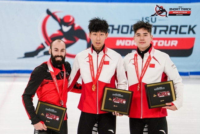 男子500米頒獎儀式，中國選手孫龍(中)奪得冠軍，加拿大選手杜博伊斯(左)獲得亞軍，中國選手劉少昂獲得季軍。賽事組委會供圖