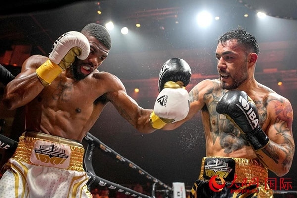 來自剛果民主共和國的帕特里克·穆卡拉（右）獲得了非洲80公斤級冠軍。人民網(wǎng) 塔里克·易卜拉欣攝