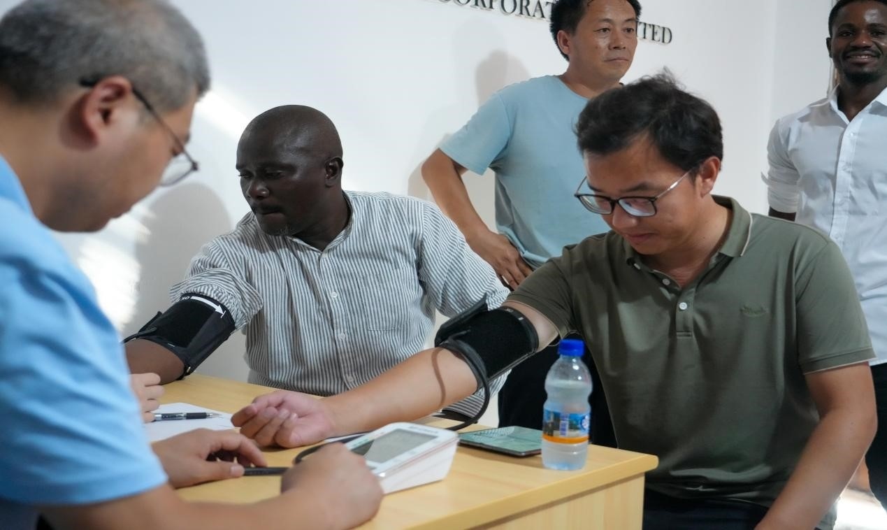 醫(yī)療隊(duì)專家診療現(xiàn)場(chǎng)。中國(guó)土木供圖