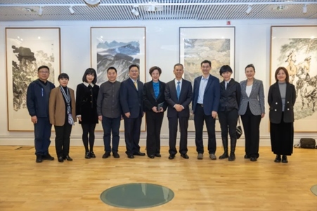 中國(guó)駐瑞典大使崔愛(ài)民與畫(huà)展主辦方人員合影。中國(guó)駐瑞典大使館供圖