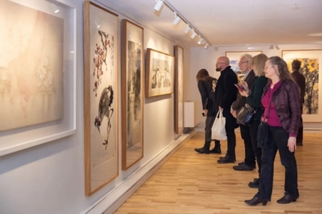 來(lái)賓參觀畫(huà)展。中國(guó)駐瑞典大使館供圖