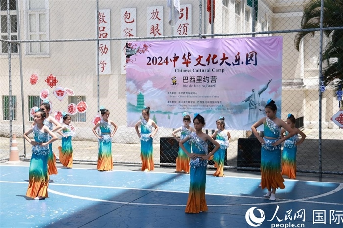 傣族舞蹈《金色的孔雀》以?xún)?yōu)美的動(dòng)作贏得觀眾喝彩。人民網(wǎng)記者 陳海琪攝