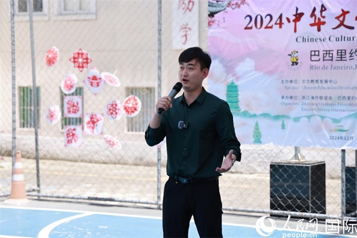 歌曲《故鄉(xiāng)的云》喚起了在外游子對(duì)故鄉(xiāng)的懷念。人民網(wǎng)記者 陳海琪攝