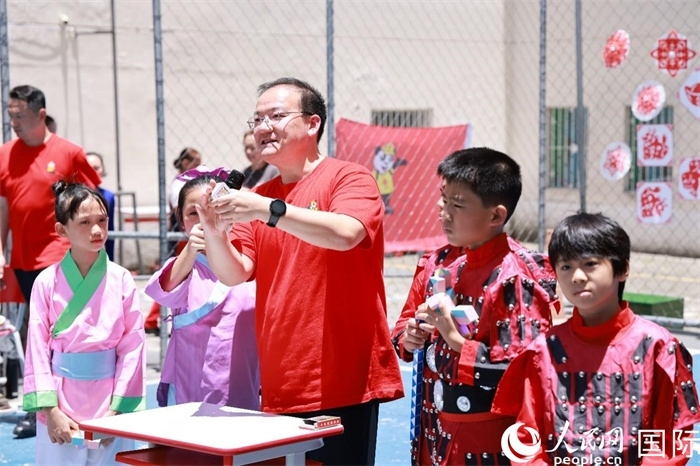 趣味數(shù)學(xué)節(jié)目以富有創(chuàng)意的數(shù)字游戲和魔尺變幻為亮點(diǎn)，激發(fā)了孩子們的數(shù)學(xué)思維與想象力。人民網(wǎng)記者 陳海琪攝