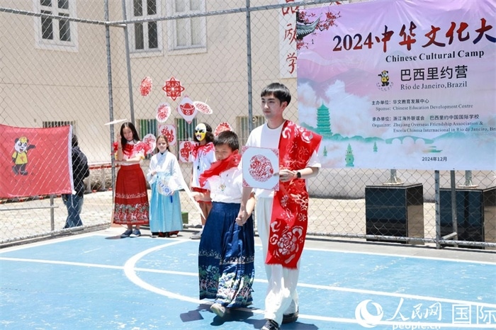 《SHOW美中華》通過(guò)國(guó)風(fēng)服飾走秀，將傳統(tǒng)文化與現(xiàn)代創(chuàng)意完美結(jié)合。人民網(wǎng)記者 陳海琪攝