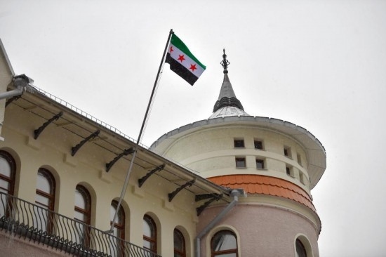 12月9日，在俄羅斯首都莫斯科，敘利亞駐俄羅斯使館升起代表敘利亞反對派的旗幟。新華社發(fā)（亞歷山大攝）