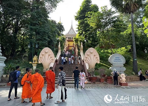 游客在金邊塔山寺游玩。人民網(wǎng)記者 簡承淵攝