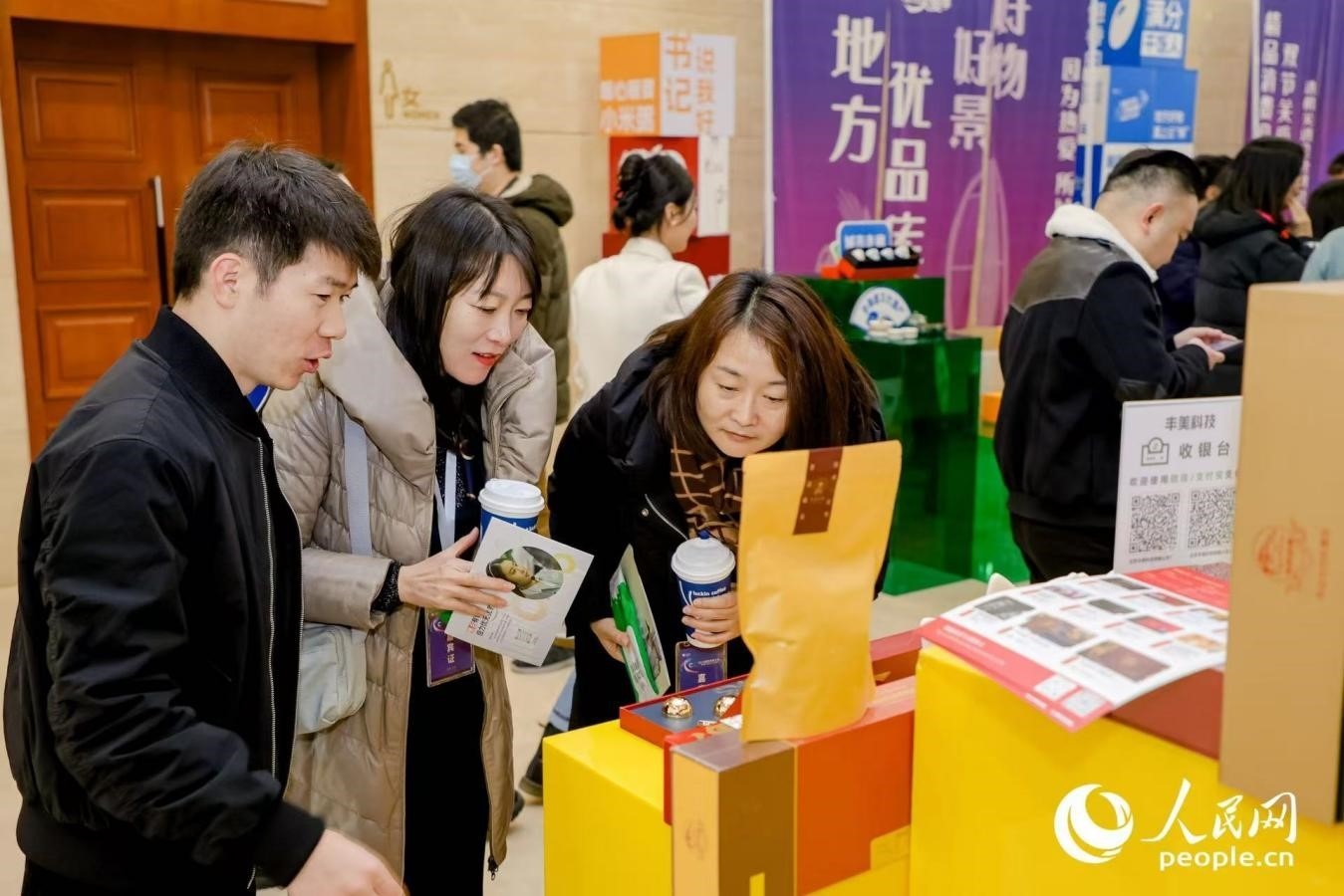 “精品消費(fèi)月·雙節(jié)關(guān)愛季”專項(xiàng)工作首站活動現(xiàn)場。