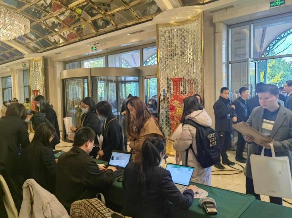 12月12日，第十批國家組織藥品集中帶量采購現(xiàn)場。新華社記者龔雯 攝