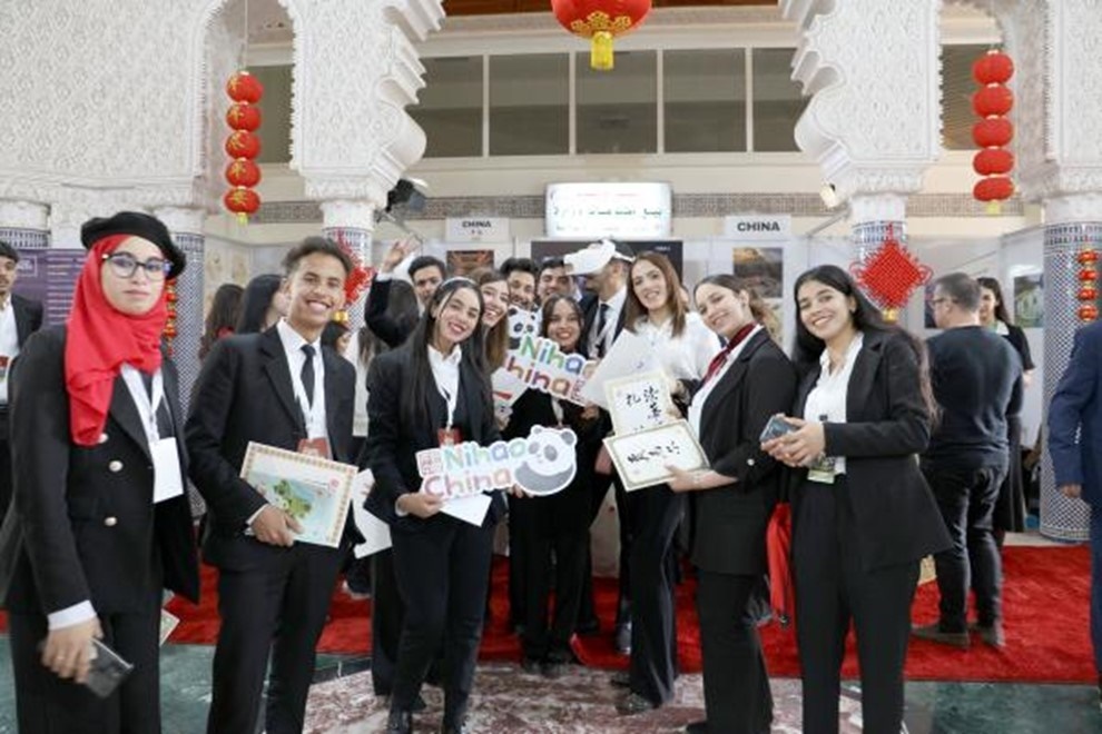 當(dāng)?shù)孛癖娛殖帧澳愫?！中?guó)”手牌合影。拉巴特中國(guó)文化中心供圖