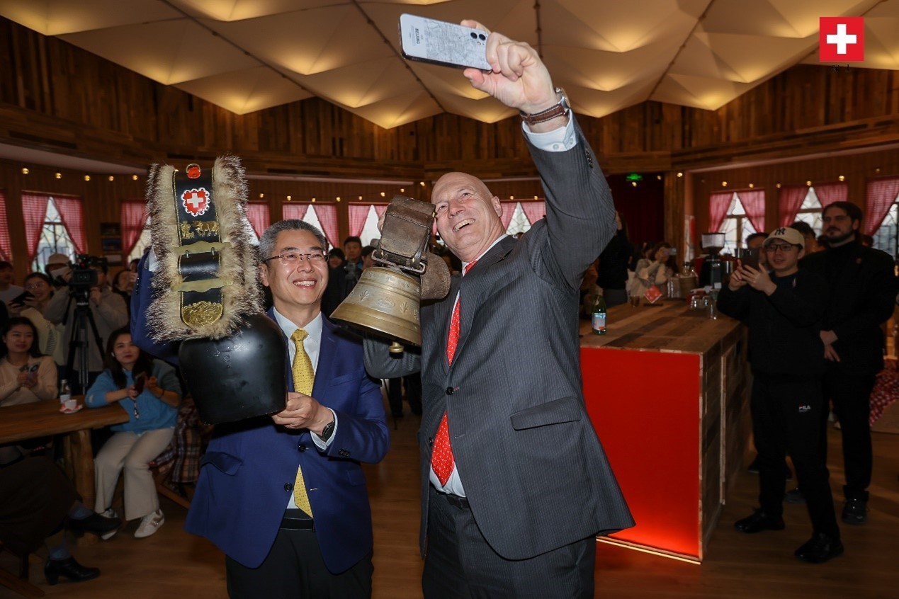 瑞士駐華大使白瑞誼與北京市西城區(qū)委副書記、代區(qū)長郅海杰搖響瑞士牛鈴，共同為小木屋揭幕。瑞士駐華大使館供圖