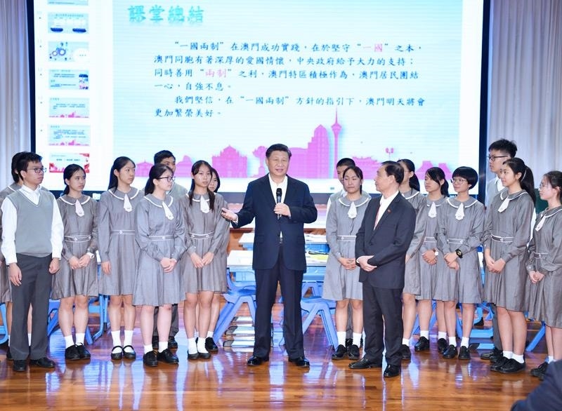 △2019年12月19日，在濠江中學(xué)附屬英才學(xué)校觀摩以“‘一國(guó)兩制’與澳門”為題的中國(guó)歷史公開課后，習(xí)近平主席走到學(xué)生中間即席發(fā)表重要講話。
