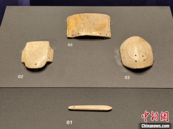 12月14日，“文明先鋒—凌家灘文化玉器展”在故宮博物院文華殿開幕。圖為展覽現(xiàn)場的玉龜、玉版和玉簽。 中新社記者 應妮 攝