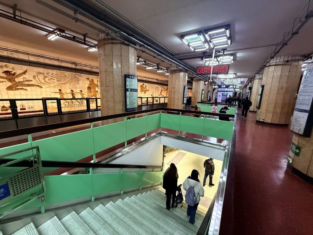 乘客從北京地鐵2號(hào)線東四十條站走“站中站”換乘地鐵3號(hào)線。新華社記者張驍 攝