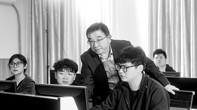 于濤教授對團(tuán)隊成員進(jìn)行技術(shù)指導(dǎo)。資料圖片