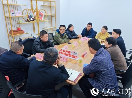 “紅興會(huì)客廳”，一場助企紓困協(xié)調(diào)會(huì)正在進(jìn)行。人民網(wǎng) 徐晨曦?cái)z