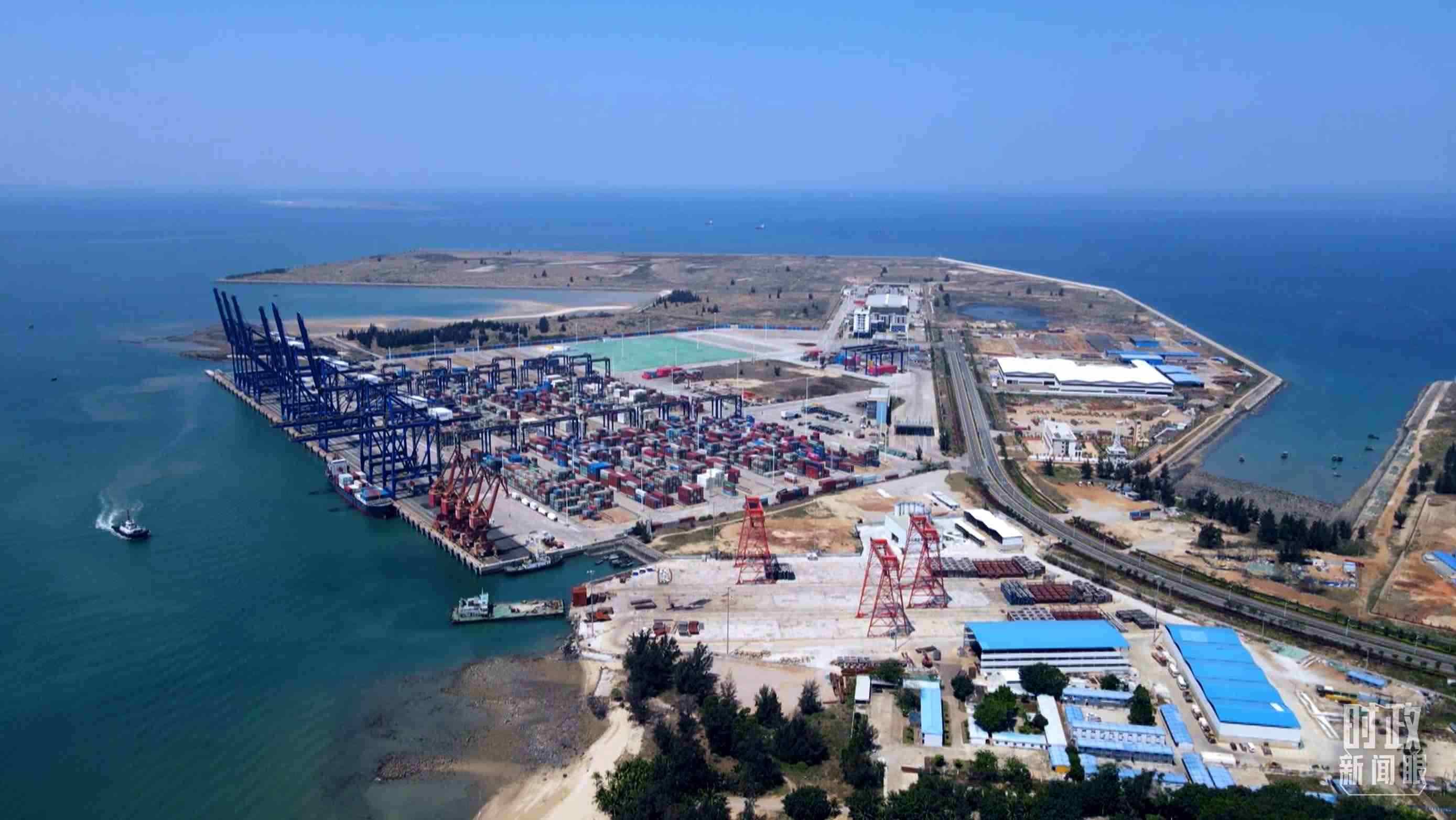 俯瞰海南洋浦港口。（總臺記者葉飛拍攝）
