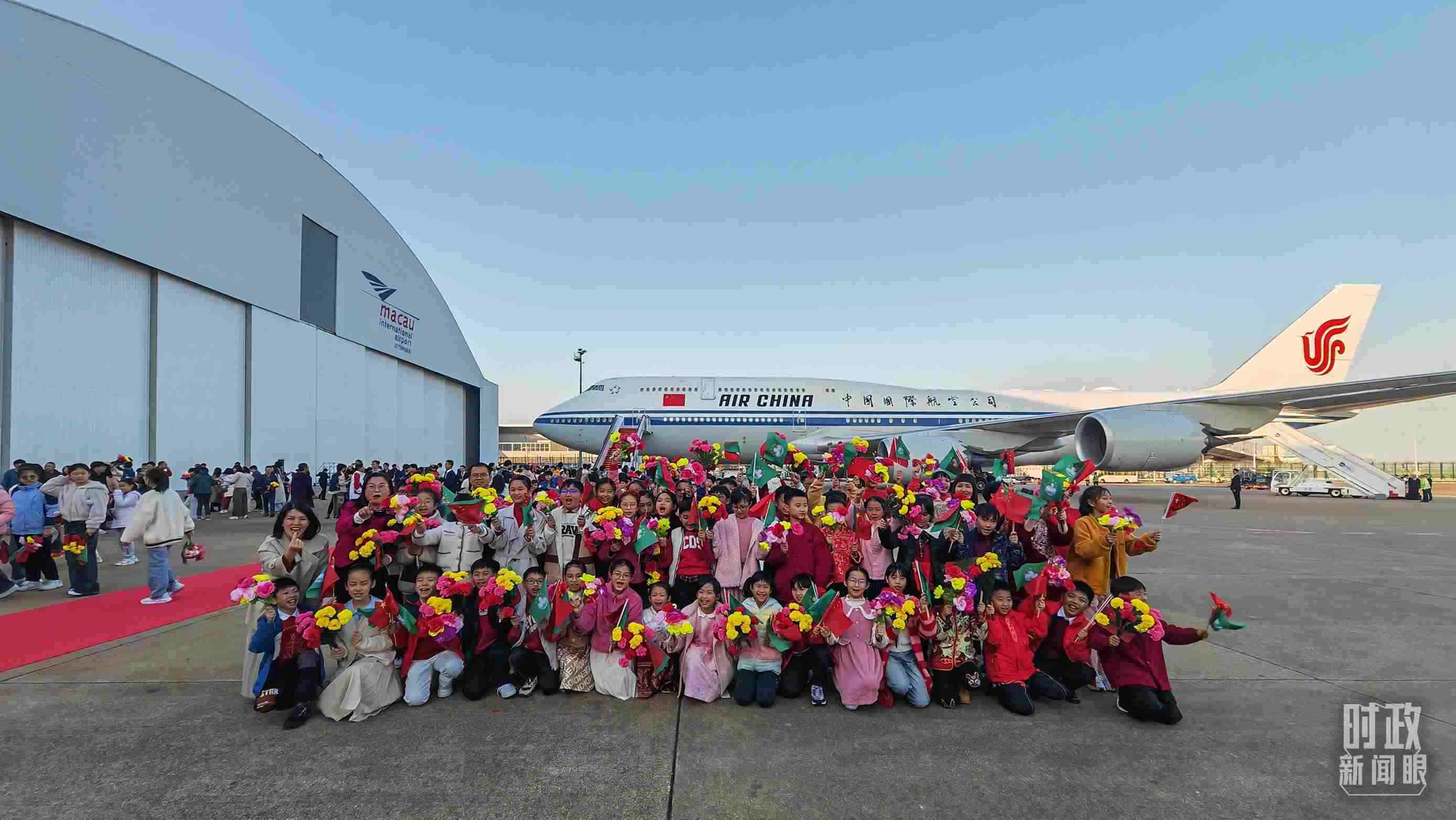 △歡迎儀式后，歡迎人群合影留念。（總臺(tái)央視記者劉琦拍攝）