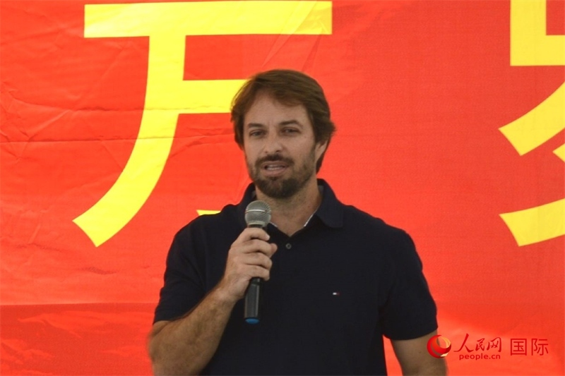 里約州環(huán)境與可持續(xù)發(fā)展廳副廳長費利佩·克魯奇克在捐贈活動上致辭。人民網(wǎng)記者 陳海琪攝